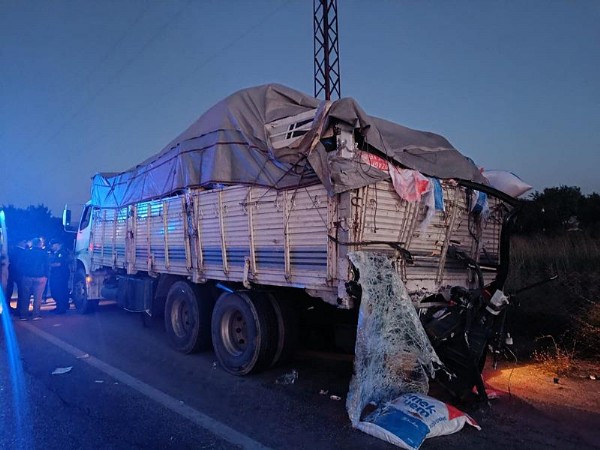 Afyonkarahisar'da feci kaza: Yolcu otobüsü ile kamyonun çarpıştı! Ölü ve yaralılar var
